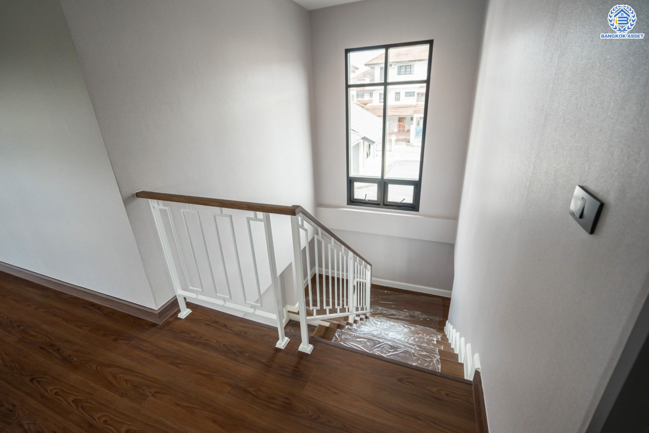 บ้านมือสองตกแต่งใหม่ ม.เมืองเอกประจิม พหลโยธิน87 ตกแต่งครบทุกฟังก์ชัน เนื้อที่ 200 ตร.ว. 3 ห้องนอน 5 ห้องน้ำ 1 ห้องรับรอง จอดรถได้ 3 คัน เชื่อมต่อทุกการเดินทาง ใกล้รถไฟฟ้าสายสีแดง "สถานีหลักหก"และทางด่วน "ศรีสมาน"